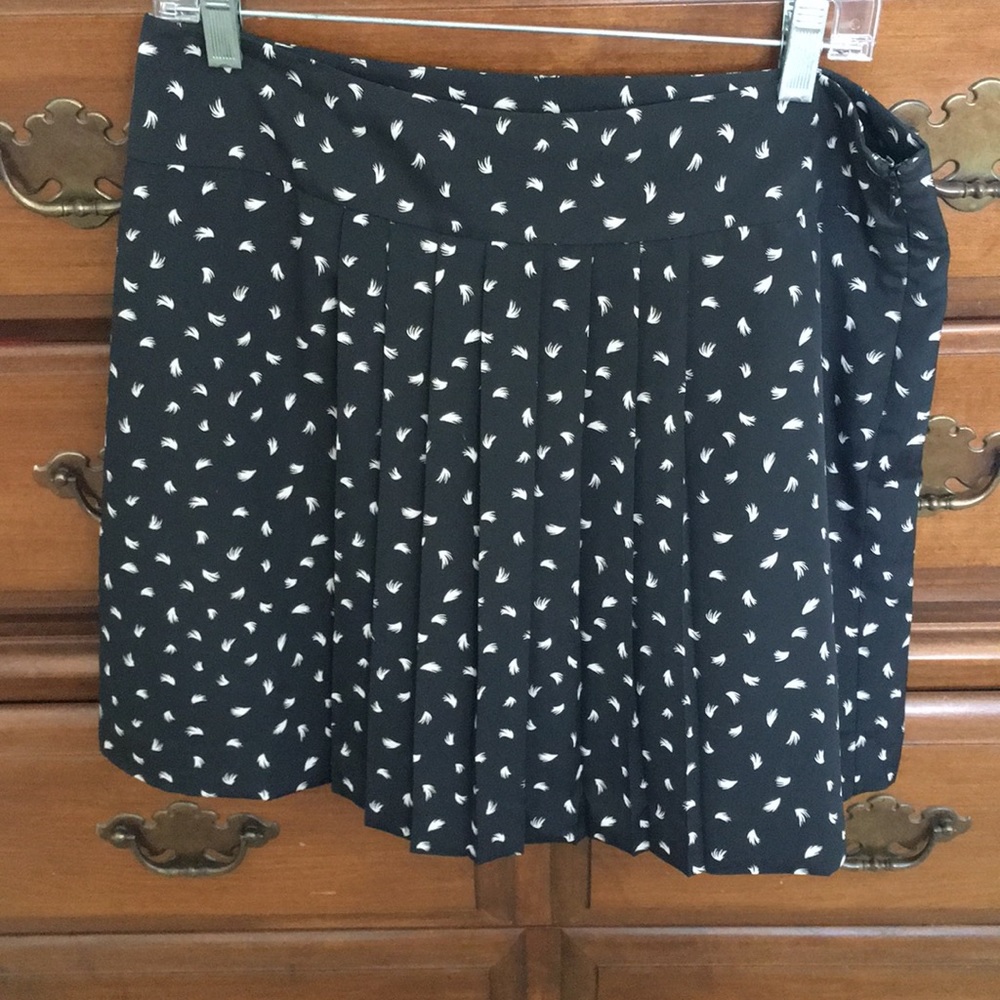 Black print pleated skirt